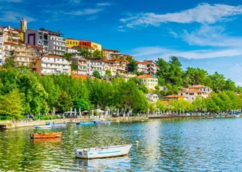 Τα 10 πράγματα που πρέπει να κάνετε στη ρομαντική Καστοριά