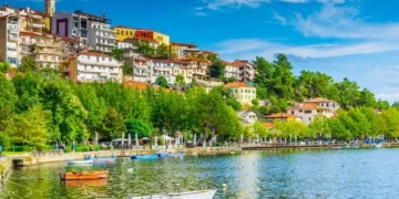Τα 10 πράγματα που πρέπει να κάνετε στη ρομαντική Καστοριά