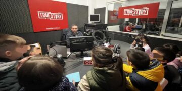 Mικροί επισκέπτες από το ΚΔΑΠ Αρλεκίνος βγήκαν στον “αέρα” του True Story Radio – Ξεναγήθηκαν και εξερεύνησαν τις εγκαταστάσεις του σταθμού