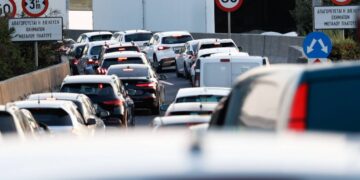 Οδήγηση: Δυο στους τρεις Έλληνες περνάνε με κόκκινο – Τι έδειξε έρευνα