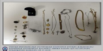 5 νεαροί (16-21 ετών) έκλεψαν λίρες και χρυσαφικά από σπίτι στην Πτολεμαΐδα – Οι 4 συλλήφθηκαν – Αναζητείται ο πέμπτος