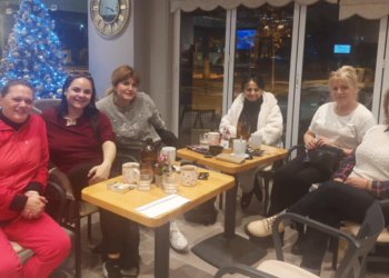 Χαλαρές στιγμές του νεοσυσταθέντος Τμήματος Υποκριτικής Τέχνης της ΣΑΕΚ Πτολεμαΐδας, λίγο πριν τις Εξετάσεις Προόδου ! (της Κούλας Πουλασιχίδου)