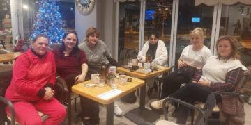 Χαλαρές στιγμές του νεοσυσταθέντος Τμήματος Υποκριτικής Τέχνης της ΣΑΕΚ Πτολεμαΐδας, λίγο πριν τις Εξετάσεις Προόδου ! (της Κούλας Πουλασιχίδου)