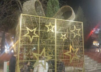 Στα γιορτινά τους “ντύνονται” σταδιακά με φωτεινά αστέρια, η 25ης Μαρτίου και η Κεντρική Πλατεία της Πτολεμαΐδας, με την τοποθέτηση του τεράστιου Αι- Βασίλη και του χρυσού δώρου! (ρεπορτάζ της Κούλας Πουλασιχίδου)