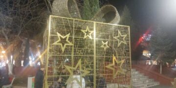 Στα γιορτινά τους “ντύνονται” σταδιακά με φωτεινά αστέρια, η 25ης Μαρτίου και η Κεντρική Πλατεία της Πτολεμαΐδας, με την τοποθέτηση του τεράστιου Αι- Βασίλη και του χρυσού δώρου! (ρεπορτάζ της Κούλας Πουλασιχίδου)