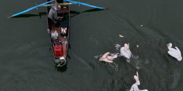 Καστοριά: Οι ψαράδες της λίμνης μέσα από πανέμορφα φωτογραφικά στιγμιότυπα
