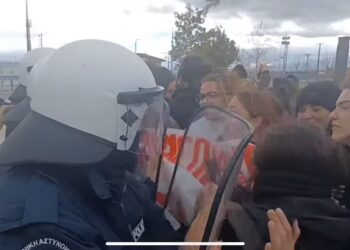 Ένταση και σπρωξιές μεταξύ φοιτητών- ΜΑΤ στο Πανεπιστήμιο της Φλώρινας λίγο πριν την επίσκεψη Πιερρακάκη(video)