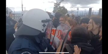Ένταση και σπρωξιές μεταξύ φοιτητών- ΜΑΤ στο Πανεπιστήμιο της Φλώρινας λίγο πριν την επίσκεψη Πιερρακάκη(video)