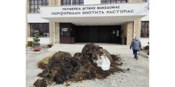 Νέα διαμαρτυρία αγροτοκτηνοτρόφων στην Καστοριά – Έριξαν κοπριά στην είσοδο της Π.Ε. Καστοριάς