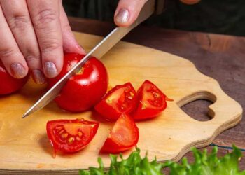 Σαλμονέλα: Συναγερμός για κρούσματα από ντοματίνια σε 16 χώρες της Ευρώπης – Τι ισχύει για την Ελλάδα