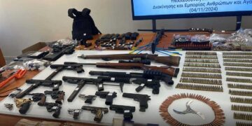 Πυροβόλα, πολεμικά όπλα και εκρηκτικές υλών βρέθηκαν στη Δυτική Αττική