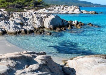 Οι καλύτερες παραλίες στη Μήλο και τη Σέριφο που πρέπει να κολυμπήσεις