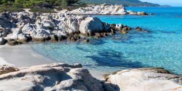 Οι καλύτερες παραλίες στη Μήλο και τη Σέριφο που πρέπει να κολυμπήσεις