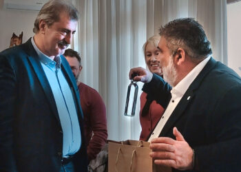 “Τσίπουρο για τις κρύες μέρες & μέλι για τη λίμπιντο” πρόσφερε ο Δήμαρχος Εορδαίας στον Παύλο Πολάκη