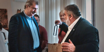 “Τσίπουρο για τις κρύες μέρες & μέλι για τη λίμπιντο” πρόσφερε ο Δήμαρχος Εορδαίας στον Παύλο Πολάκη