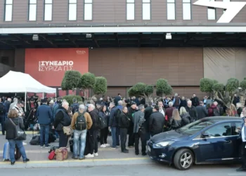 ΣΥΡΙΖΑ: Ουρές Kasselistas έξω από το Gazi