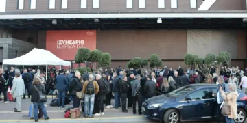 ΣΥΡΙΖΑ: Ουρές Kasselistas έξω από το Gazi