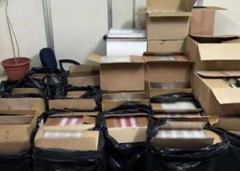 Καμίνια: Δύο συλλήψεις για διακίνηση λαθραίων τσιγάρων – Εντοπίστηκαν χιλιάδες πακέτα και καπνοί