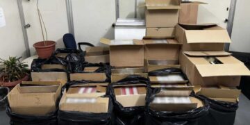 Καμίνια: Δύο συλλήψεις για διακίνηση λαθραίων τσιγάρων – Εντοπίστηκαν χιλιάδες πακέτα και καπνοί
