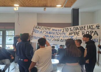 Μαθητές του Γυμνασίου Σερβίων στο Δημαρχείο – Συζήτηση με το Δήμαρχο για τα προβλήματα της Παιδείας