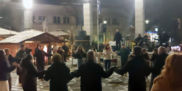 Εορταστική ατμόσφαιρα στην Πτολεμαΐδα:  Παραδοσιακή βραδιά με δωρεάν κρασί και ζωντανή μουσική