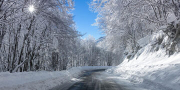 O χιονισμένος δρόμος στη Φλώρινα που θάμπωσε όλο τον πλανήτη -Γιατί έκανε τον γύρο του κόσμου