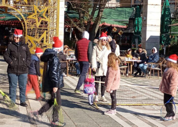 Πτολεμαΐδα: Τενίστες ντυμένοι Άγιοι Βασίληδες διασκεδάζουν στο κέντρο της πόλης