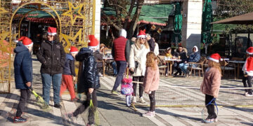 Πτολεμαΐδα: Τενίστες ντυμένοι Άγιοι Βασίληδες διασκεδάζουν στο κέντρο της πόλης