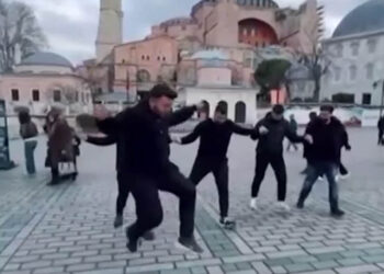 Κρητικοί χόρεψαν έξω από την Αγία Σοφία (βίντεο)