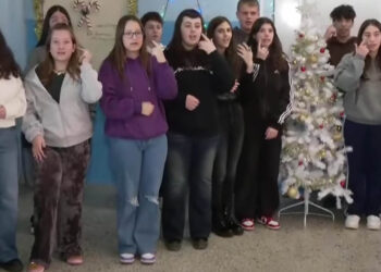 Μαθητές από την Πτολεμαΐδα τραγουδούν κάλαντα στη νοηματική, στέλνοντας μήνυμα συμπερίληψης