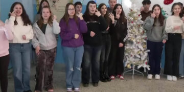 Μαθητές από την Πτολεμαΐδα τραγουδούν κάλαντα στη νοηματική, στέλνοντας μήνυμα συμπερίληψης
