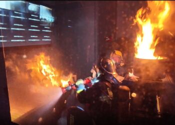 ΓΡΕΒΕΝΑ: Εκπαίδευση πυροσβεστών σε ειδικό εξομοιωτή συνθηκών πυρκαγιάς