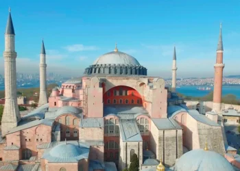 Σπουδαστές της Σχολής Ικάρων άνοιξαν ελληνική σημαία κοντά στην Αγιά Σοφιά και συνελήφθησαν