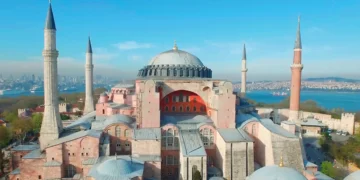 Σπουδαστές της Σχολής Ικάρων άνοιξαν ελληνική σημαία κοντά στην Αγιά Σοφιά και συνελήφθησαν