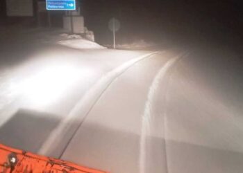 Αποχιονισμός από το ανθρώπινο δυναμικό και τα μηχανήματα του αμαξοστασίου της Π.Ε. Καστοριάς