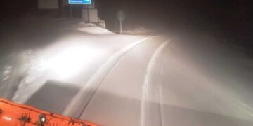 Αποχιονισμός από το ανθρώπινο δυναμικό και τα μηχανήματα του αμαξοστασίου της Π.Ε. Καστοριάς