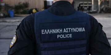 Αστυνομικός – Βουλή: Η ιατροδικαστική έδειξε σημάδια στο σώμα της 35χρονης – «Να τιμωρηθεί η κόρη μου αν κριθεί ένοχη» λέει η μητέρα της