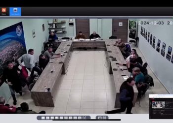 Διέκοψαν τη συνεδρίαση του Δ.Σ. Βελβεντού για να τρέξουν στη φωτιά: «Έτσι πρέπει να λειτουργούμε σε μικρές κοινωνίες- Όλοι πρόθυμοι να βοηθήσουν…»(video)