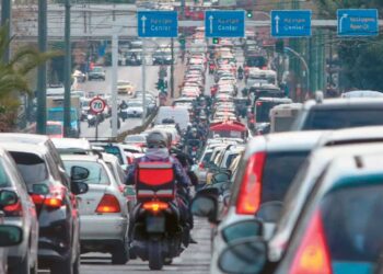 Νέος ΚΟΚ: Απαγορεύεται το ζιγκ-ζαγκ από τα δίκυκλα, επιτρέπονται οι σφήνες στο μποτιλιάρισμα, πρόστιμα σε πεζούς για «αλόγιστη κίνηση»