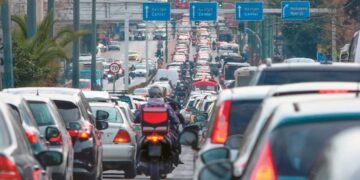 Νέος ΚΟΚ: Απαγορεύεται το ζιγκ-ζαγκ από τα δίκυκλα, επιτρέπονται οι σφήνες στο μποτιλιάρισμα, πρόστιμα σε πεζούς για «αλόγιστη κίνηση»