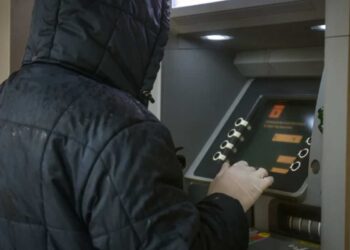 Έρχονται τα επιδόματα με προπληρωμένη κάρτα – Όλες οι αλλαγές σε ΔΥΠΑ και ΟΠΕΚΑ