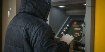 Έρχονται τα επιδόματα με προπληρωμένη κάρτα – Όλες οι αλλαγές σε ΔΥΠΑ και ΟΠΕΚΑ