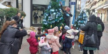 Στολίζονται τα Χριστουγεννιάτικα δέντρα του MAKE A WISH με τα «αστεράκια των ευχών» στην Πτολεμαΐδα (Φωτο + Βίντεο)