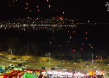 Γέμισε με “Φαναράκια Ευχών” ο νυχτερινός ουρανός της Καστοριάς – Μαγικό βίντεο από το Studio Trasias