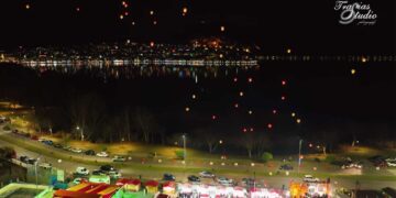 Γέμισε με “Φαναράκια Ευχών” ο νυχτερινός ουρανός της Καστοριάς – Μαγικό βίντεο από το Studio Trasias