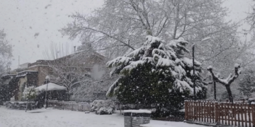 Φλώρινα: Υπέροχο και παραμυθένιο τοπίο η χιονισμένη πόλη – Δείτε βίντεο
