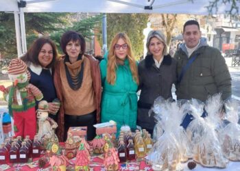 Χριστουγεννιάτικο Bazaar από το 1ο Γυμνάσιο Πτολεμαΐδας «ΙΩΝ ΔΡΑΓΟΥΜΗΣ» στην Κεντρική Πλατεία – Συλλογή τροφίμων και χορωδία