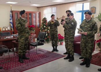 Τα κάλαντα έψαλαν στον Περιφερειάρχη Γιώργο Αμανατίδη οι στρατιωτικοί μουσικοί της 9ης Ταξιαρχίας (Βίντεο)