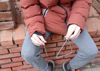 Πτολεμαΐδα: Παραμονή Χριστουγέννων με τρίγωνα – κάλαντα από παιδιά στους δρόμους