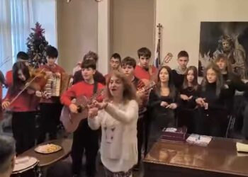 Μαθητές του Μουσικού Σχολείου Πτολεμαΐδας έψαλαν τα κάλαντα στη νοηματική στο Δημαρχείο Εορδαίας (Βίντεο)
